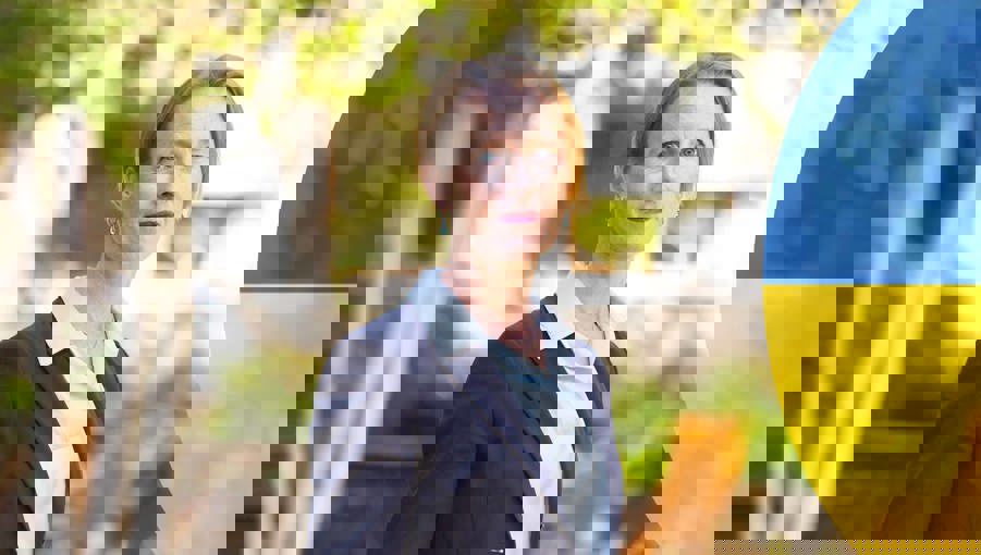 viveka beckeman och en ukrainsk flagga