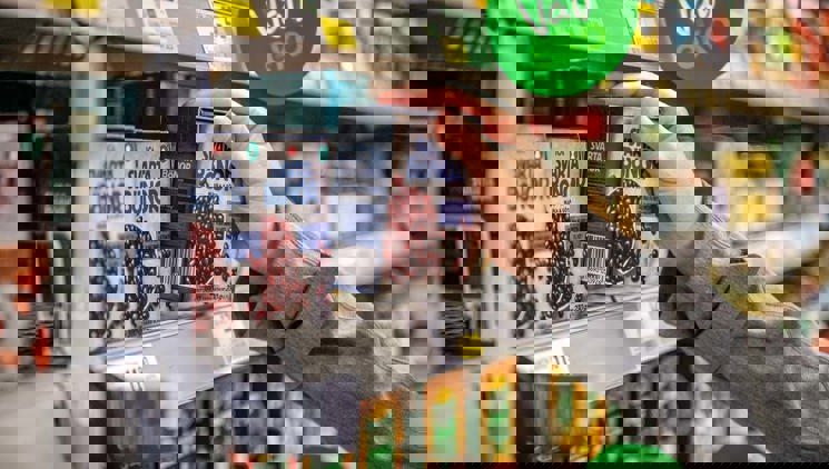 hand som tar en matförpackning i en mataffär