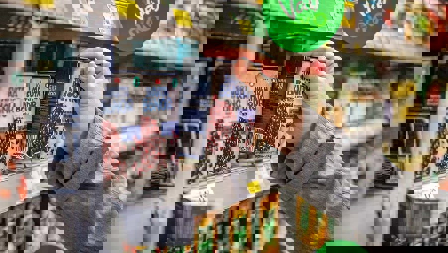 hand som tar en matförpackning i en mataffär